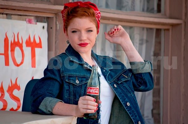 Рыжеволосая девушка с бутылочкой Coca-Cola