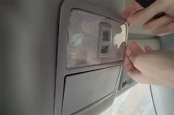 Клипсы плафона отщелкнулись